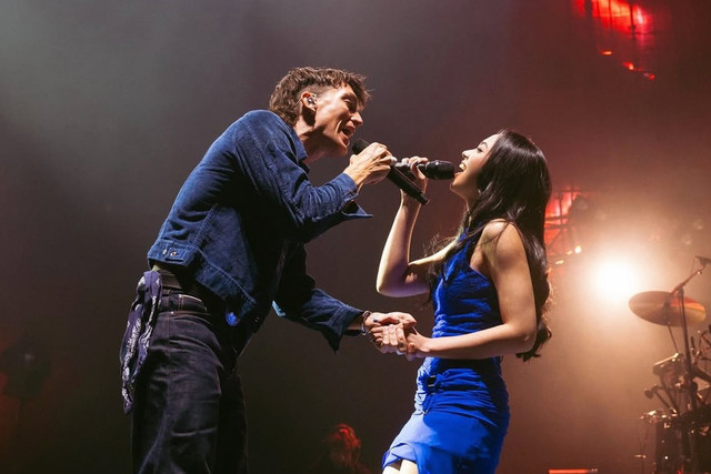 Penampilan Lyodra dan LANY membawakan lagu Stuck di Indonesia Arena, Jakarta, Kamis (29/10/2026). Foto: Instagram/@lyodraofficial