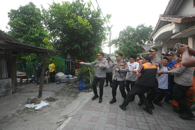 Personel Polres Kepulauan Seribu renovasi rumah warga di Pulau Untung Jawa. Foto: Dok. Istimewa