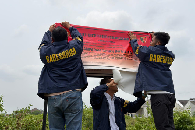 Subdit II/Perbankan Dittipideksus Bareskrim Polri menyita 103 objek tanah dan bangunan di Perumahan D'Trosemi, Desa Trosemi, Kecamatan Gatak, Kabupaten Sukoharjo, Jawa Tengah, Rabu (28/10/2026). Foto: Dok. Bareskrim Polri
