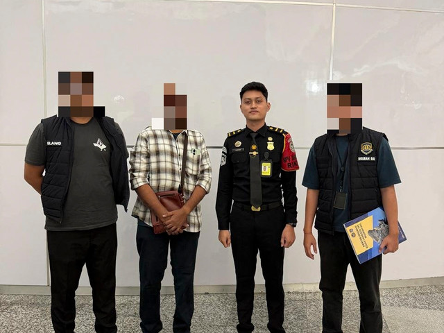 WN India berinisial SP yang dideportasi dari Bandara Ngurah Rai karena ketahuan memiliki 2 paspor dengan identitas berbeda. Foto: Dok. Imigrasi Ngurah Rai