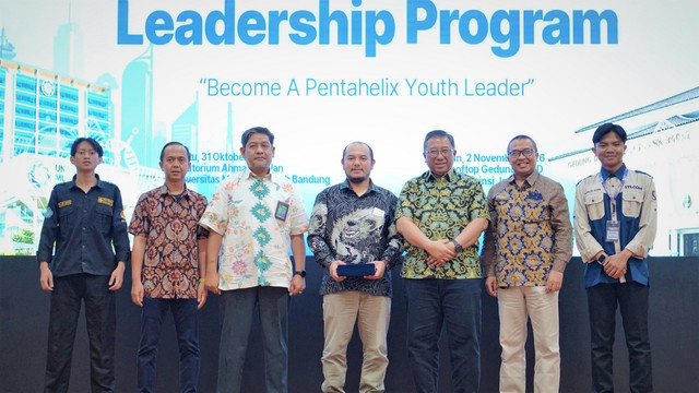 Foto bersama saat pembukaan acara BEM di Auditorium KH Ahmad Dahlan UM Bandung (Sumber: Humas UM Bandung).***