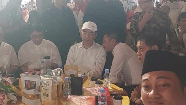 Presiden ke-7 Joko Widodo menghadiri acara relawan memperingati Sumpah Pemuda di Gedung Wanita Sasana Krida Kusuma, Solo, Sabtu (31/10/2026). Foto: Dok. kumparan