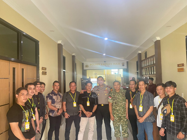 Kapolres Kapuas Hulu AKBP Wisnu Perdana Putra dalam pertemuan di Mapolres Kapuas Hulu, usai dugaan pemukulan terhadap warga, Jumat (30/10/2026). Foto: Dok. Polres Kapuas Hulu