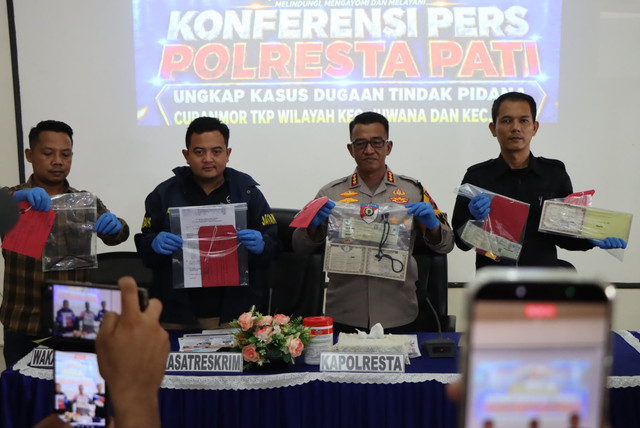 Polresta Pati menggelar jumpa pers pengungkapan kasus pencurian sepeda motor, Sabtu (31/10/2026). Foto: Dok. Istimewa