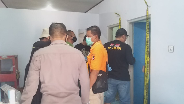 Polisi melakukan olah TKP kasus pembunuhan yang dilakukan ibu muda terhadap anaknya di Tonjong, Brebes.