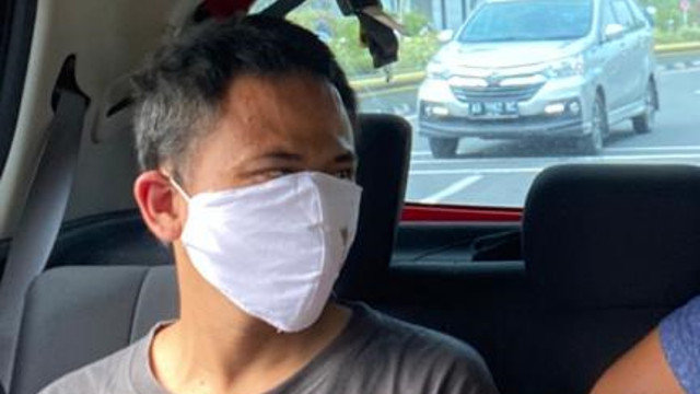 Dwi Rahayu Saputro alias DRS (pakai masker) pria yang jual perabotan milik ibu di Bantul kembali ditangkap atas kasus yang sama. Foto: Dok Satreskrim Polres Bantul