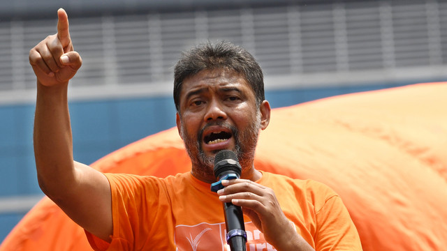 Presiden KSPI Said Iqbal berorasi saat memimpin unjuk rasa buruh rasa di depan Kantor Kementerian Ketenagakerjaan (Kemnaker), Jakarta, Rabu (16/2/2022). Foto: Aditya Pradana Putra/ANTARA FOTO