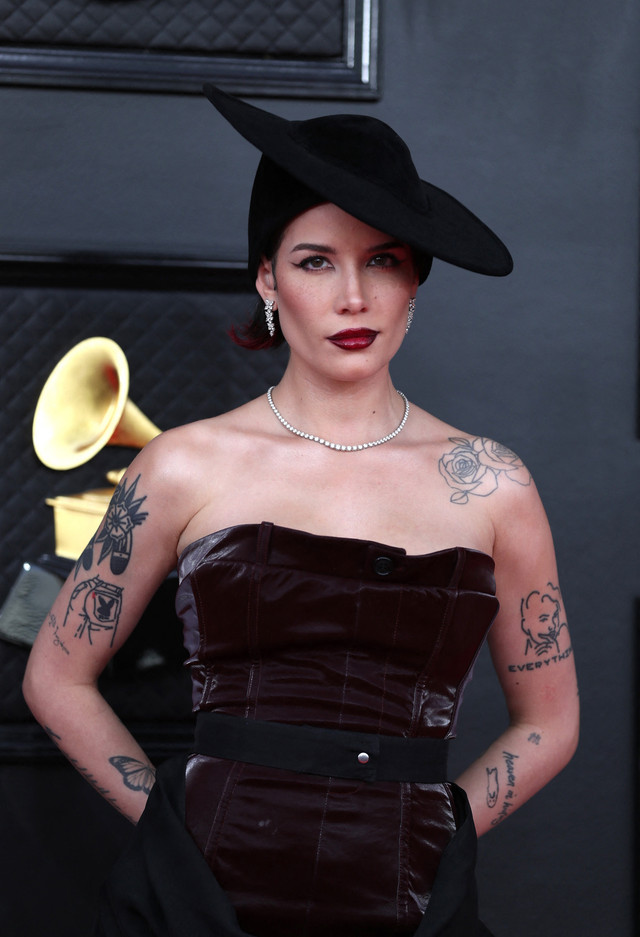 Penyanyi Halsey berpose di karpet merah Grammy Awards Tahunan ke-64 di MGM Grand Garden Arena di Las Vegas, Nevada, AS, 3 April 2022. Foto: REUTERS/Maria Alejandra Cardona