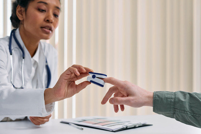 Ilustrasi cara menggunakan oximeter, sumber: www.pexels.com