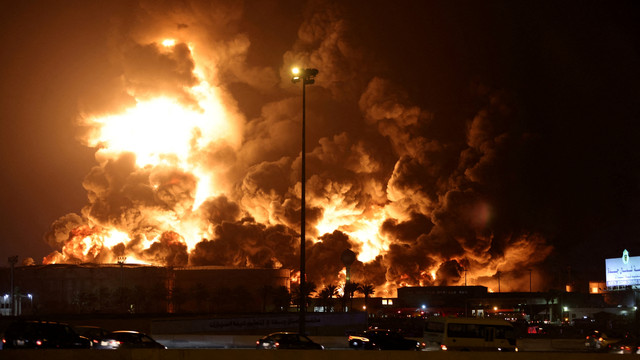 Asap mengepul dari kebakaran di fasilitas penyimpanan minyak Saudi Aramco setelah serangan di Jeddah, Arab Saudi, Jumat (25/3/2022). Foto: Stringer/REUTERS