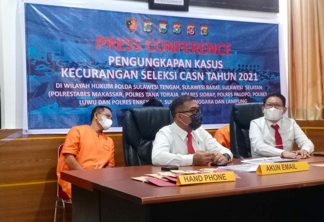 Direktur Kriminal Khusus Polda Sultra Kombes Pol Heri Tri Maryadi, saat merilis kasus kecurangan penerimaan CPNS tahun 2021 di Kolaka Utara. Foto: Lukman Budianto/kendarinesia.