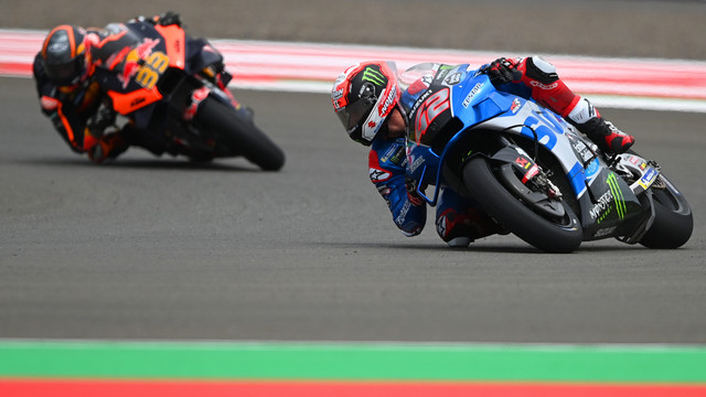 Pembalap Team Suzuki Ecstar Alex Rins memacu sepeda motornya di depan pembalap Red Bull KTM Factory Racing Brad Binder saat sesi latihan bebas 1 MotoGP di Pertamina Mandalika International Street Circuit, Lombok Tengah, NTB, Jumat (18/3/2022). Foto: Andika Wahyu/ANTARA FOTO