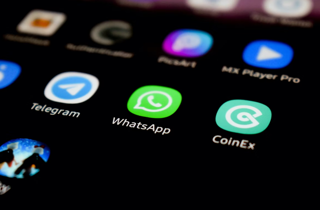 Ilustrasi cara izin ke guru lewat WA dengan sopan, baik, dan benar. Foto: unsplash.com/aminmoshrefi