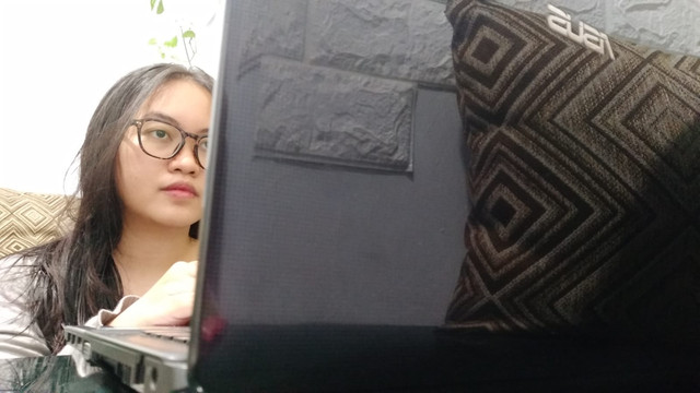 Mahasiswa Unsoed yang mengalami kejenuhan saat kelas online.                                    Sumber Foto : Indirasrr