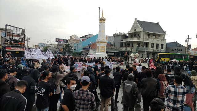 Aliansi Rakyat Bergerak (ARB) menggelar aksi menuntut harga minyak goreng segera turun di Tugu Pal Putih atau Tugu Jogja, Kamis (21/4/2022). Foto: Arfiansyah Panji Purnandaru/kumparan