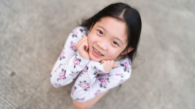 Ilustrasi anak pakai behel. Foto: supparsorn/Shutterstock