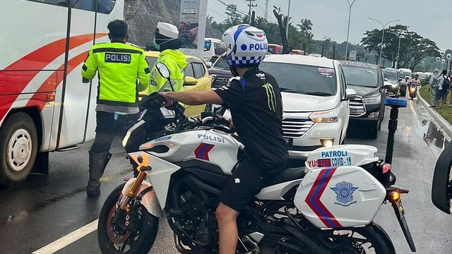 Kejebak macet di pintu keluar Sirkuit Mandalika, pebalap Franco Morbidelli pinjam motor Patwal. Foto: Romy Tahrizi/kumparan