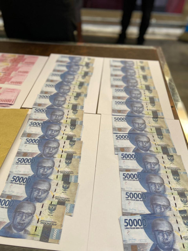 Barang bukti penangkapan pasangan suami istri yang mencetak dan menyebarkan uang palsu di Polresta Banda Aceh, Senin (25/4/2022). Foto: Polresta Banda Aceh