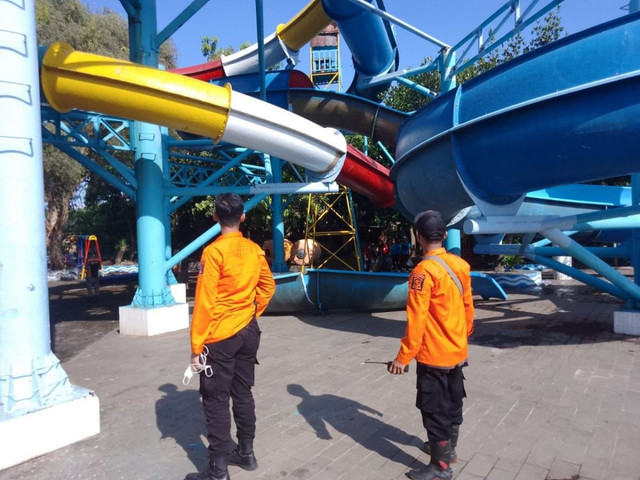 Belasan Orang Dilaporkan Jatuh dari Seluncuran Kolam Renang KenPark Surabaya