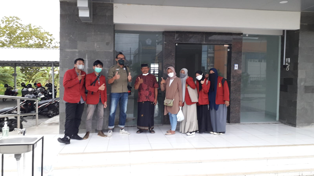 Foto bersama Bapak Juremi di observasi 2. (Sumber : KKN MH 005 UMY)