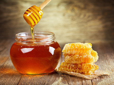 Cara memerahkan bibir dengan madu dan gula. Sumber: Pixabay