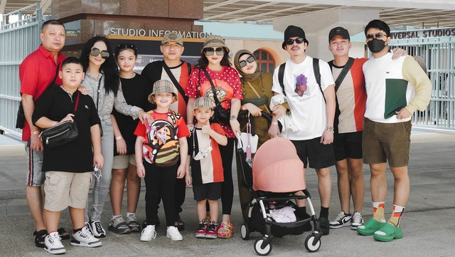 Potret liburan keluarga besar Atta Halilintar dan Aurel Hermansyah. Foto: Instagram/@attahalilintar