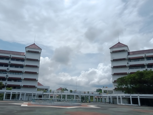 Gedung kembar dan Lapangan bintang UMY (Dokumentasi Pribadi)