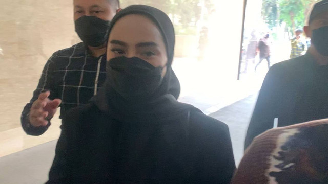 Istri Doni Salmanan, Dinan Nurfajrina bersama pengacaranya hadir di Bareskrim Polri, Selasa (15/3/2022). Foto: Nugroho GN/kumparan