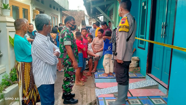 Rumah yang menjadi TKP pembunuhan telah dipolice line. (foto istimewa)
