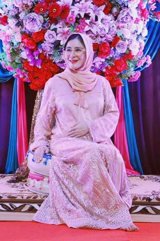 Uut Permatasari saat gelar acara tasyakuran 7 bulanan. Foto: Instagram/@uutpermatasari