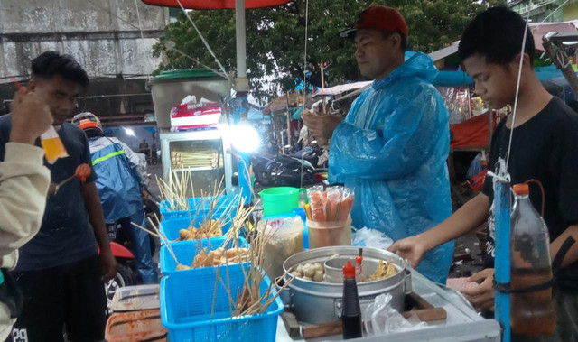 Masran (40) menjajakan cilok di Terminal Bastiong Kota Ternate. Foto: Rian/JMG