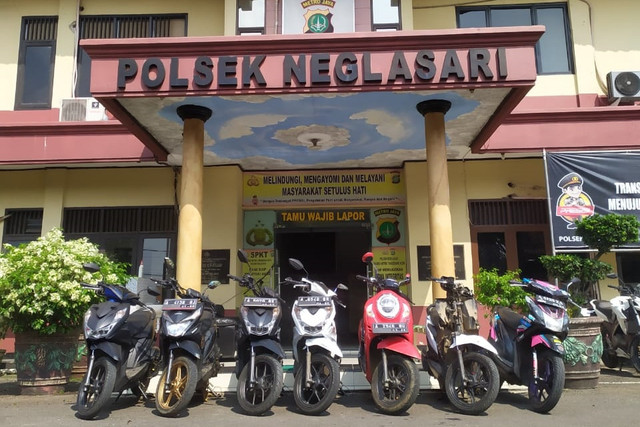 Polsek Neglasari berhasil menangkap pelaku Curanmor dengan total 14 orang tersangka dan barang bukti motor curian sebanyak 19 unit motor berbagai jenis. Foto: Polsek Neglasari