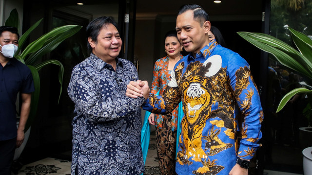 Ketua Umum Partai Golkar Airlangga Hartarto (kiri) berjabat tangan dengan Ketua Umum Partai Demokrat Agus Harimurti Yudhoyono (AHY) (kanan) usai melakukan pertemuan di Widya Candra, Jakarta, Sabtu (7/5/2022). Foto: Rivan Awal Lingga/ANTARA FOTO