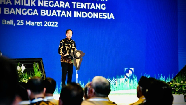 Presiden Joko Widodo menghadiri pengarahan kepada Menteri, Kepala Lembaga, Kepala Daerah dan BUMN tentang Aksi Afirmasi Bangga Buatan Indonesia di Bali, Jumat (25/3/2022). 
 Foto: Laily Rachev/Biro Pers Sekretariat Presiden