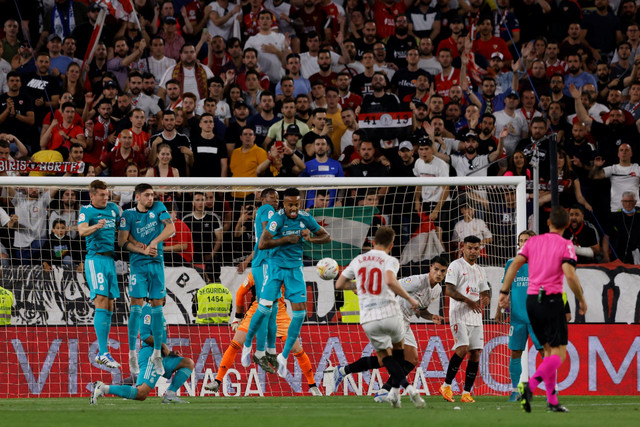 Pemain Sevilla Ivan Rakitic mencetak gol ke gawang Real Madrid pada pertandingan lanjutan Liga Spanyol di Stadion Ramon Sanchez Pizjuan, Seville, Spanyol. Foto: Marcelo Del Pozo/REUTERS