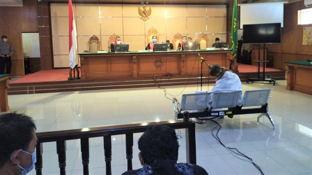 Habib Bahar bin Smith jalani sidang perdana kasus penyebaran berita bohong di PN Bandung. Foto: Rachmadi Rasyad/kumparan