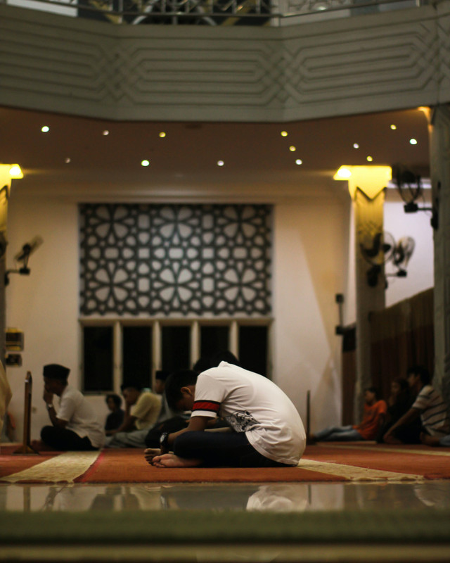 4 Kata-kata Bangunin Sahur di Masjid dalam Dua Bahasa,Foto:Unsplash/RifkyNurSetyadi