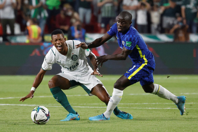 Pemain Chelsea N'Golo Kante berebut bola dengan pemain Palmeiras pada pertandingan final Piala Dunia Antarklub di Stadion Mohammed Bin Zayed, Abu Dhabi, Uni Emirat Arab. Foto: Suhaib Salem/REUTERS