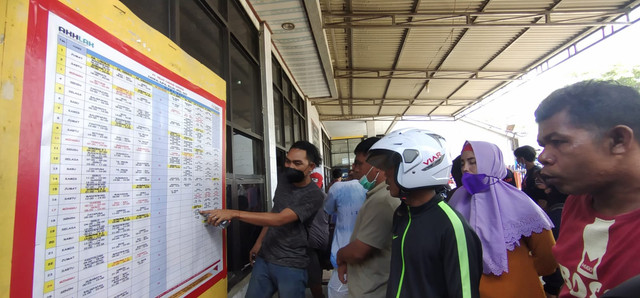 Tampak para calon penumpang melihat jadwal kapal di Kantor Pelni Sorong, foto: Yanti/Balleo News