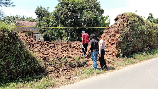 Tembok bekas Keraton Kartasura yang dijebol menggunakan begu. FOTO: Fernando Fitusia