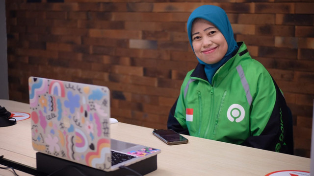 Mitra Gojek Rombiyatun saat mengikuti acara Public Expose: Penawaran Saham Perdana PT GoTo Gojek Tokopedia Tbk di Jakarta, Selasa (15/3). Foto: Dok. Rombiyatun