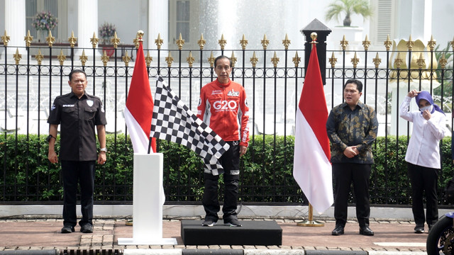 Presiden Joko Widodo bersiap melepas parade MotoGP di Istana Negara, Jakarta, Rabu (16/3/2022). Foto: Iqbal Firdaus/kumparan