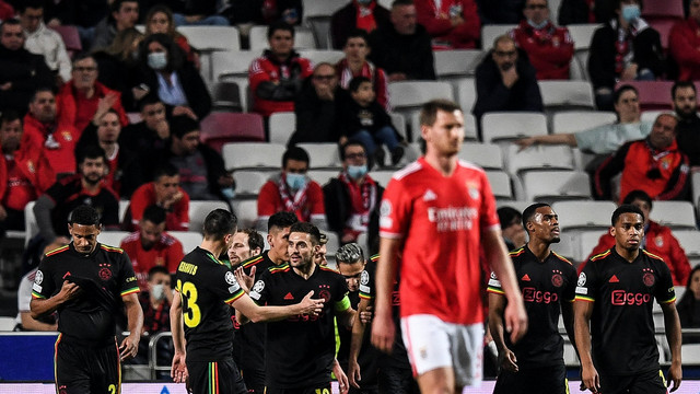 Pemain Ajax Dusan Tadic melakukan selebrasi dengan rekan satu timnya setelah mencetak gol ke gawang Benfica saat pertandingan Liga Champions UEFA di stadion Luz di Lisbon. Foto: Patricia De Melo Moreira/AFP