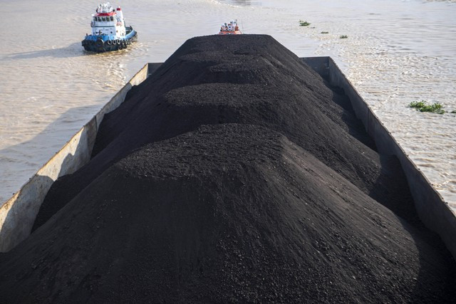 Sebuah kapal tongkang pengangkut batu bara melintas di Sungai Musi, Palembang, Sumatera Selatan. Foto: ANTARA FOTO/Nova Wahyudi