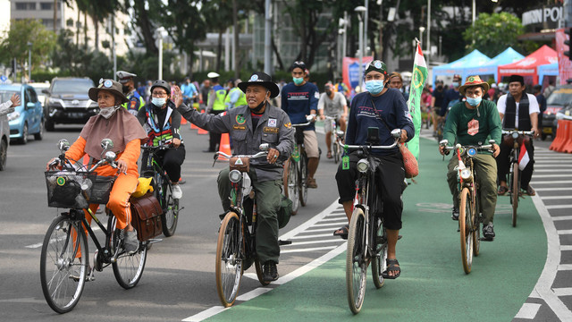 Warga bersepeda di kawasan Bundaran, Hotel Indonesia, Jakarta, Minggu (20/3/2022). Foto: Akbar Nugroho Gumay/Antara Foto