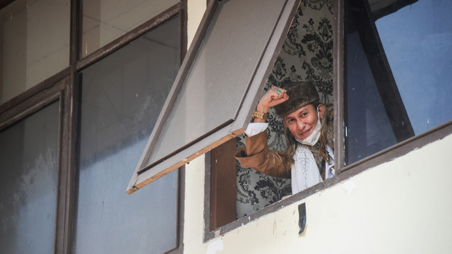 Terdakwa kasus dugaan kasus penyebaran berita bohong Bahar Bin Smith menyapa awak media sebelum menjalani sidang dakwaan di Pengadilan Negeri Bandung, Jawa Barat pada Selasa (5/4/2022). Foto: Raisan Al Farisi/ANTARA FOTO