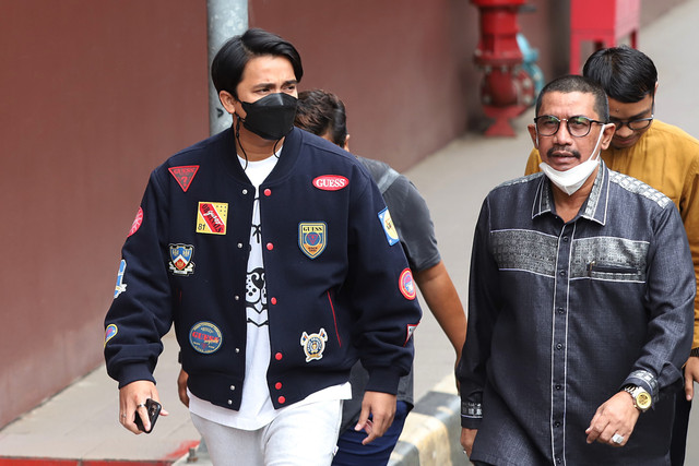 Billy Syahputra memenuhi panggilan menjadi saksi terkait kasus robot trading DNA Pro di Bareskrim Mabes Polri, Jakarta, Kamis, (28/4/2022). Foto: Dok. Agus Apriyanto