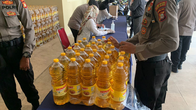 Operasi Pasar Minyak Goreng di Polsek Setiabudi, Jakarta Selatan, Senin (7/3). Foto: Nugroho GN/kumparan