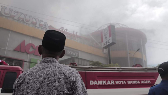 Petugas berusaha memadamkan Gedung Suzuya Mall Banda Aceh yang terbakar, pusat perbelanjaan yang berada di jalan di Jalan Teuku Umar, Banda Aceh. Foto: Zuhri Noviandi/kumparan