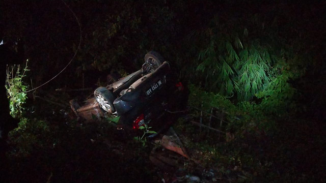 Kondisi mobil Honda Brio setelah alami kecelakaan di Sukadana Ham, Selasa (5/4). | Foto: Bella Sardio/ Lampung Geh